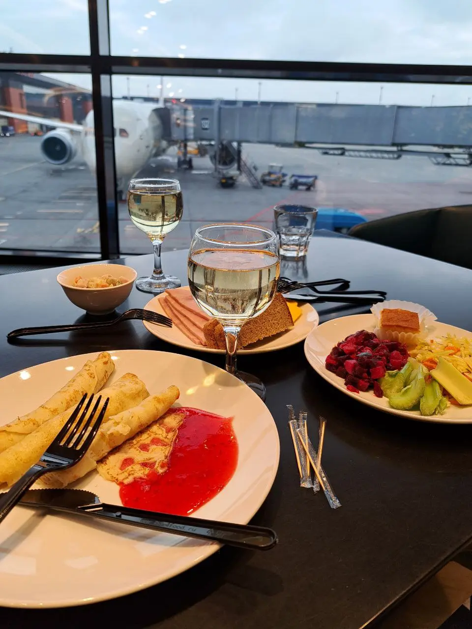 ✈️ Привет, друзья! 👋
Мы улетели в отпуск! Ноябрьский отдых - именно то, что нужно, чтобы зарядиться энергией перед финальным рывком года | Сетка — социальная сеть от hh.ru