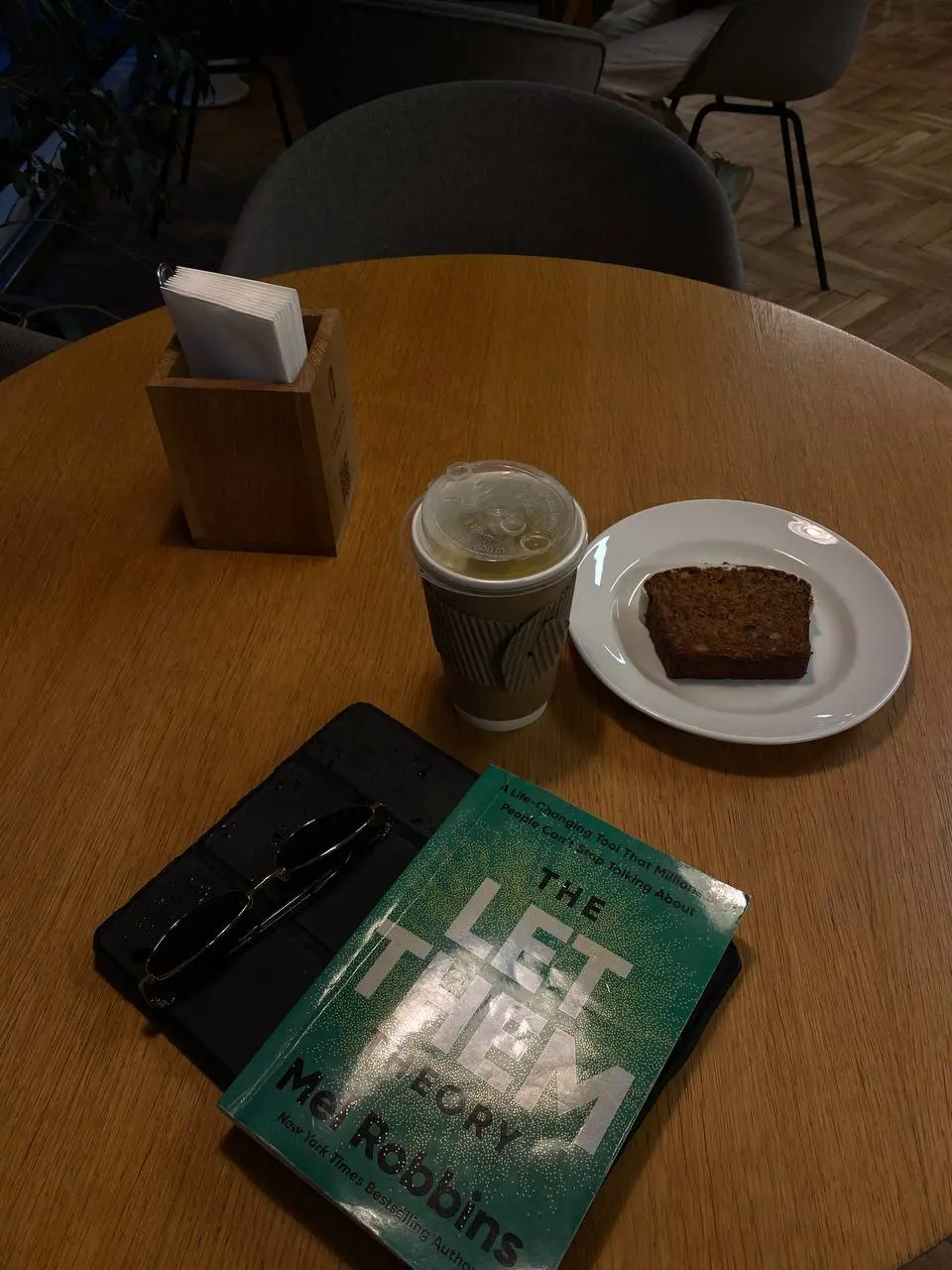 прочитала эту 👆🏻 книгу в Переделкино второй раз подряд
(и думаю, буду перечитывать каждый год),
потому что это «мантра», которую нужно вбить в голову каждому, я считаю, кто хочет строить качественные ... | Сетка — социальная сеть от hh.ru