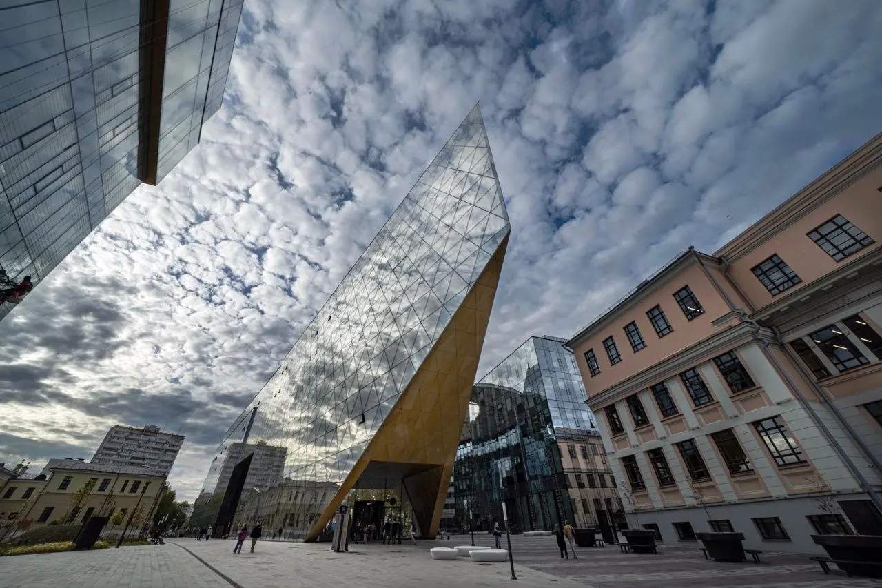 Новый кампус МГТУ им. Баумана, Москва
Симпатичная архитектура, лаконично вписанная в городскую застройку.
Остекление создаёт ощущение невесомости зданий | Сетка — социальная сеть от hh.ru