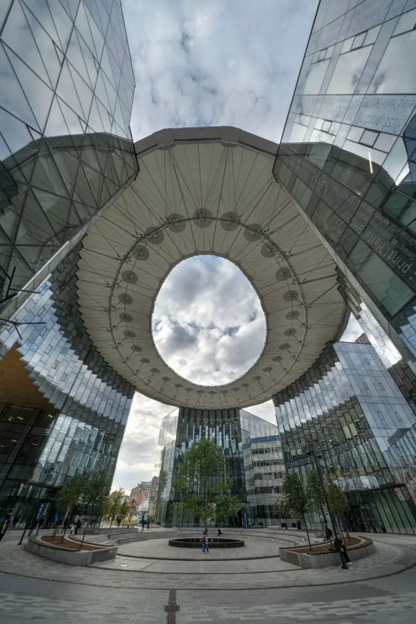 Новый кампус МГТУ им. Баумана, Москва
Симпатичная архитектура, лаконично вписанная в городскую застройку.
Остекление создаёт ощущение невесомости зданий | Сетка — социальная сеть от hh.ru