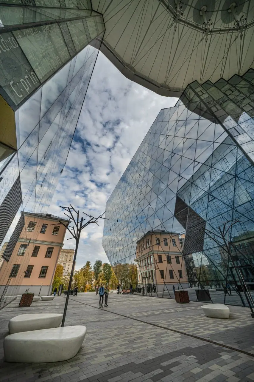 Новый кампус МГТУ им. Баумана, Москва
Симпатичная архитектура, лаконично вписанная в городскую застройку.
Остекление создаёт ощущение невесомости зданий | Сетка — социальная сеть от hh.ru