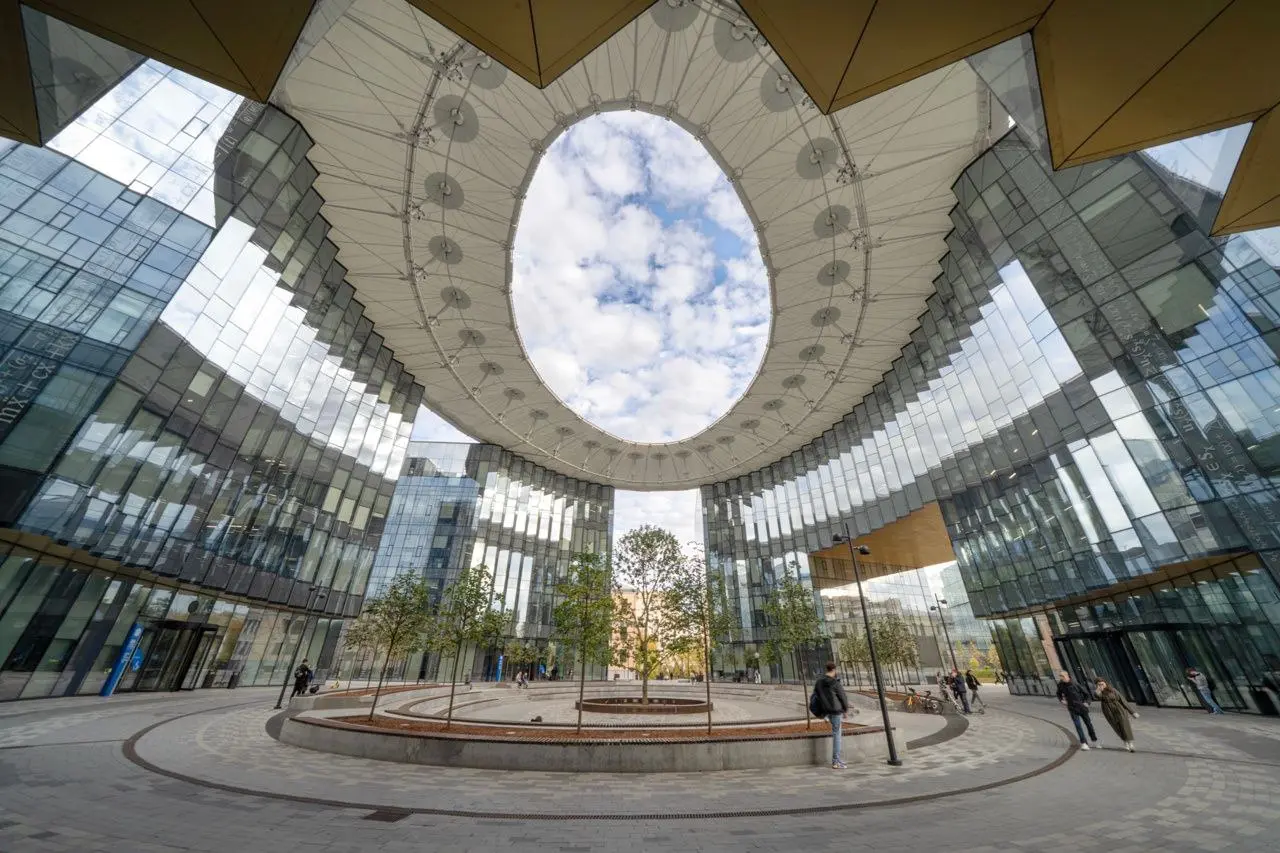 Новый кампус МГТУ им. Баумана, Москва
Симпатичная архитектура, лаконично вписанная в городскую застройку.
Остекление создаёт ощущение невесомости зданий | Сетка — социальная сеть от hh.ru