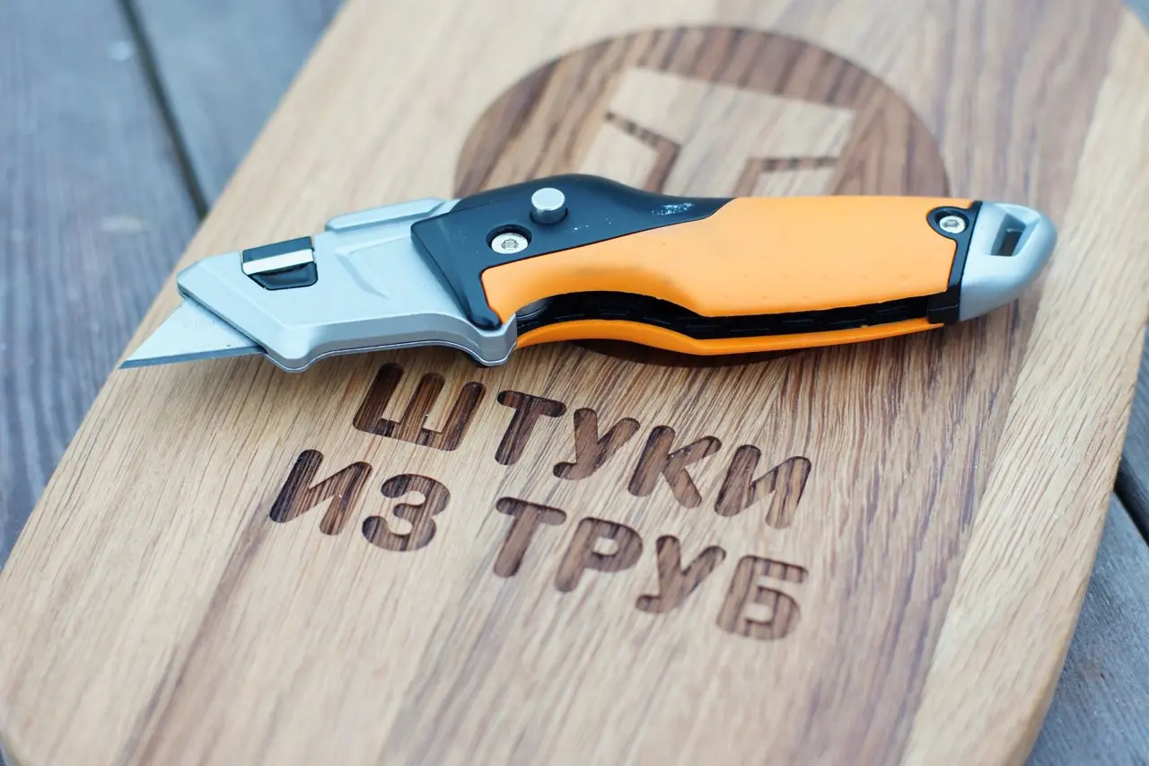 В моей коллекции ножей пополнение. Fiskars CarbonMax. Удобный (ручка прямо эргономичная), с необычной фиксацией трапеции. Всем хорош, но есть один серьезный минус, который все портит. Неудобный зажим | Сетка — социальная сеть от hh.ru