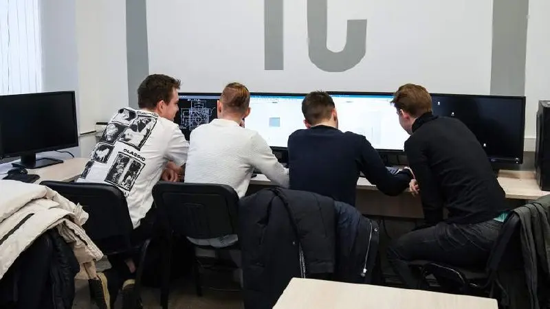 ⏺ В Пензенском государственном университете начали обучать студентов программированию на кириллице
Такой подход призван укрепить роль национального языка в IT-сфере и создать независимые отечественные... | Сетка — социальная сеть от hh.ru