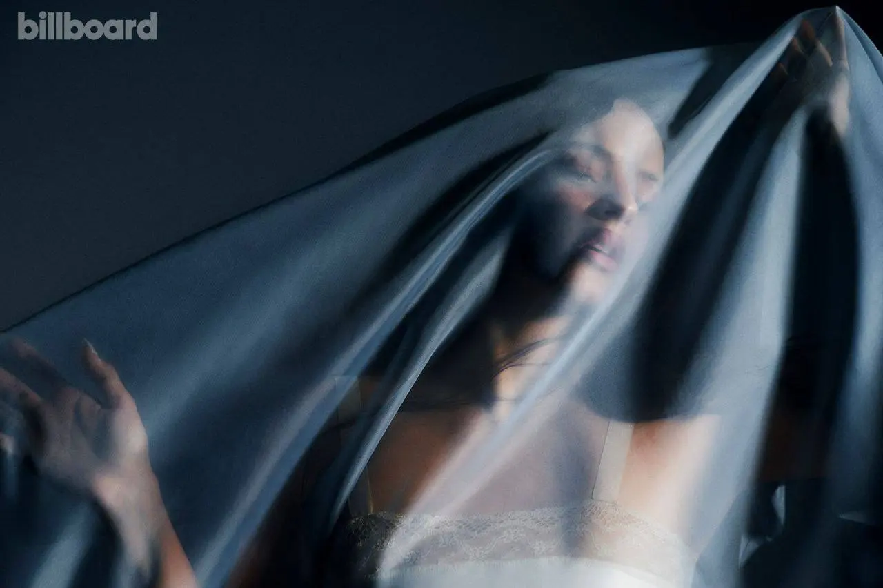 🚻 Росалия для нового выпуска журнала «Billboard».
⭐️ WIRE. • #ФОТОКАРТОЧКА | Сетка — социальная сеть от hh.ru