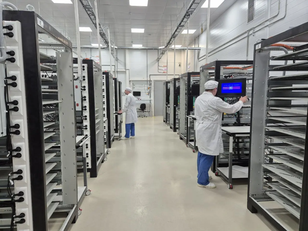 ⏺Fplus запустил обновленную линию нагрузочного тестирования серверов на своем подмосковном заводе
Новый тестовый блок выделен в отдельное помещение площадью 80 кв.м | Сетка — социальная сеть от hh.ru