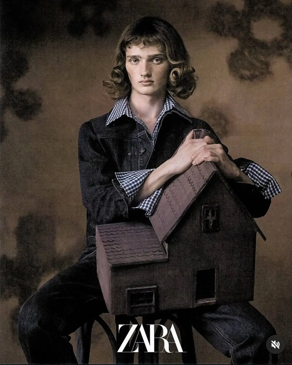 Комплейн от Zara в исполнении венгерского фотографа Сильвестра Мако https://museemagazine.com/culture/2024/2/15/szilveszter-mako | Сетка — социальная сеть от hh.ru