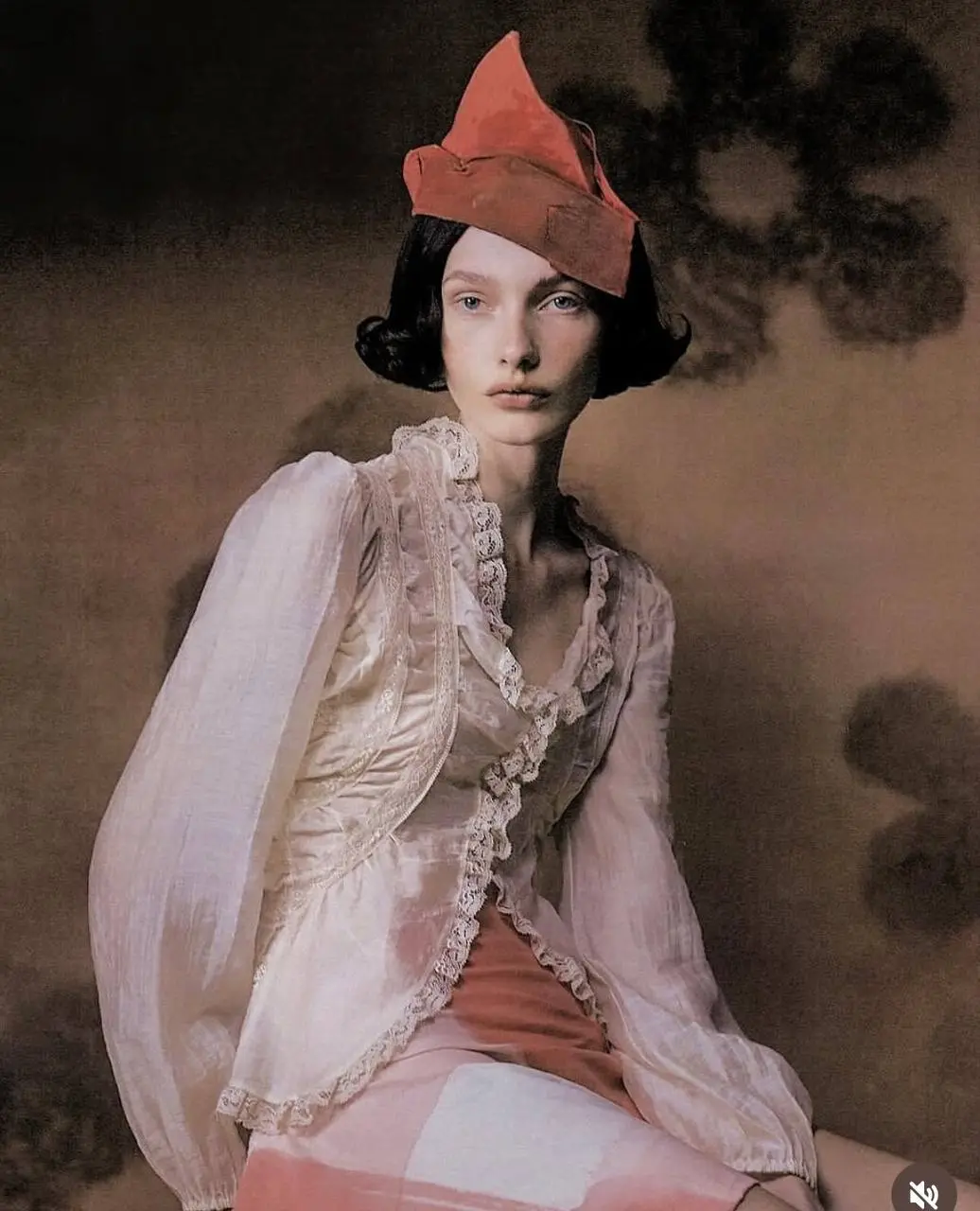 Комплейн от Zara в исполнении венгерского фотографа Сильвестра Мако https://museemagazine.com/culture/2024/2/15/szilveszter-mako | Сетка — социальная сеть от hh.ru