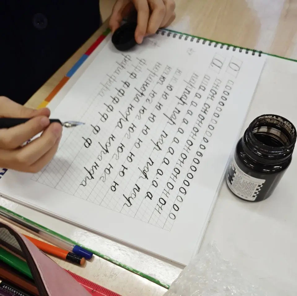 🔥 Почему детям важно писать от руки
«Зачем писать, если есть клавиатура?» — этот вопрос я слышу всё чаще | Сетка — социальная сеть от hh.ru