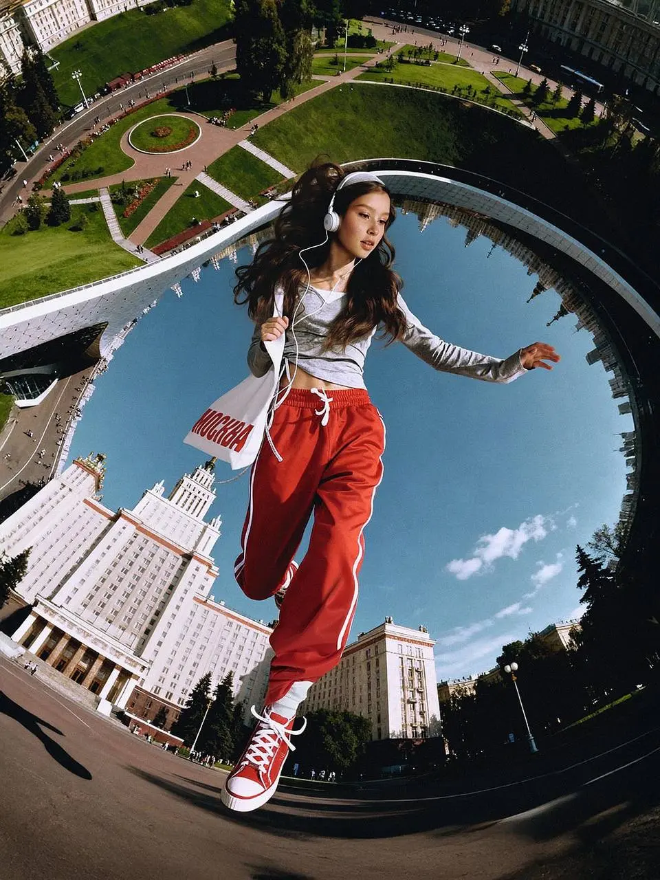 А вот и Анка Пересильд для HELLO! в линейке «Москва» из «Сделано в Москве».
P.S. ходят слухи, что бомбер лучше не стирать и не носить с белым. | Сетка — социальная сеть от hh.ru