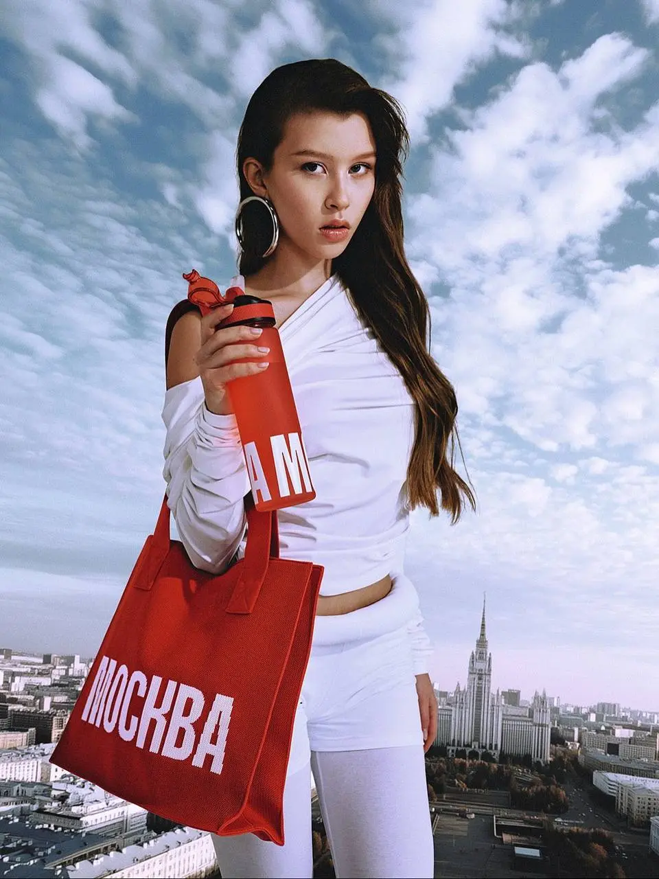 А вот и Анка Пересильд для HELLO! в линейке «Москва» из «Сделано в Москве».
P.S. ходят слухи, что бомбер лучше не стирать и не носить с белым. | Сетка — социальная сеть от hh.ru