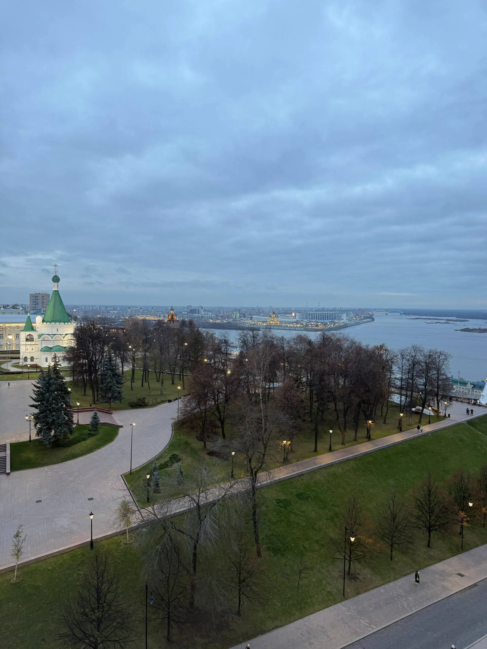 Нижний Новгород
Сегодня первый день в НН, а чтобы сюда добраться пришлось через столицу государства путь держать. И в полночь по времени Московскому дорогу уже осиливать | Сетка — социальная сеть от hh.ru