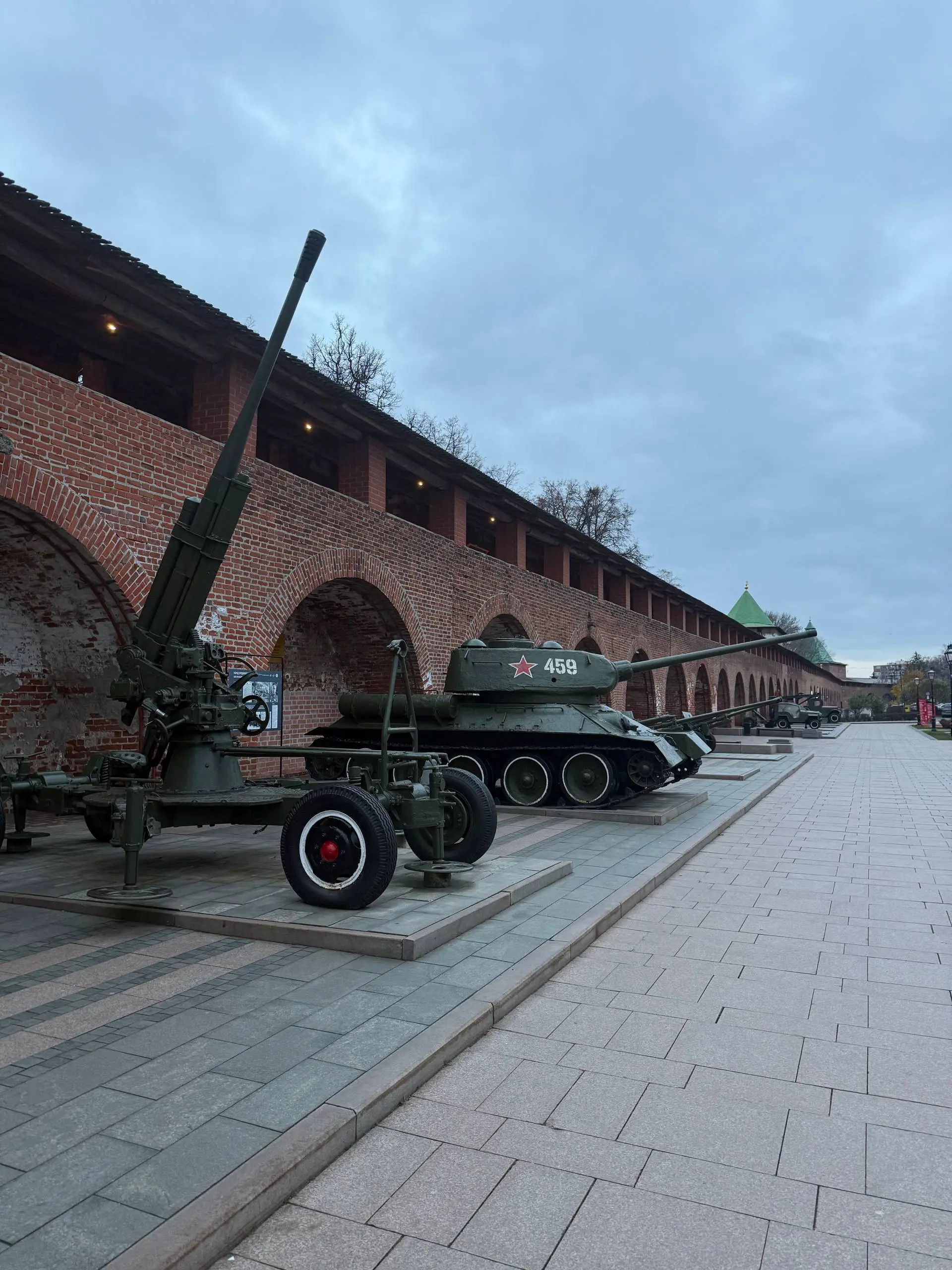 Нижний Новгород
Сегодня первый день в НН, а чтобы сюда добраться пришлось через столицу государства путь держать. И в полночь по времени Московскому дорогу уже осиливать | Сетка — социальная сеть от hh.ru