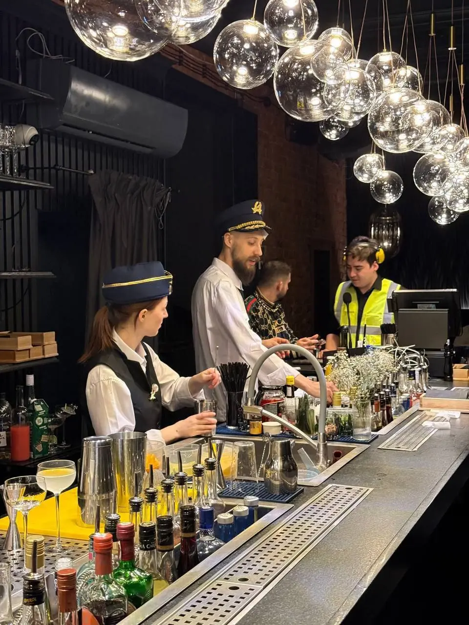 Новый иммерсивный бар "Сцена"открылся 1 ноября и уже наделал много шума. Здесь каждая подача — это мини-спектакль, а персонал — настоящие актеры, вовлекающие гостей в уникальное представление | Сетка — социальная сеть от hh.ru