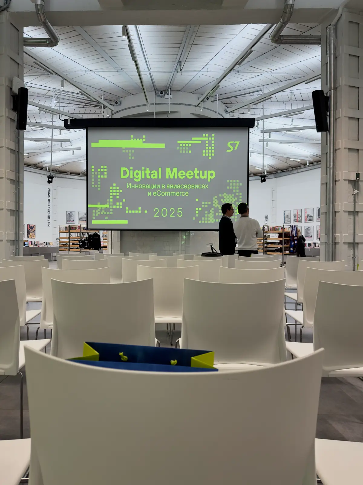 В прошлый понедельник сходила на S7 Digital Meetup, организованный S7 Techlab.
Среди ряда технических докладов было выступление Александра Токмакова из Яндекс | Сетка — социальная сеть от hh.ru