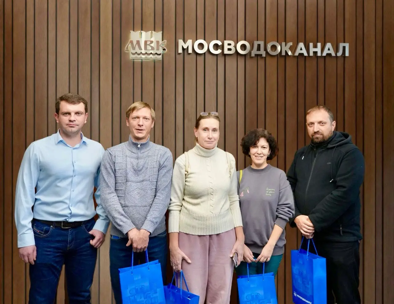 🎁Сегодня состоялось вручение памятных подарков победителям нашего интеллектуального конкурса "Отгадай кроссворд - получи приз от Мосводоканала", организованного в честь 221-летия Московского водопрово... | Сетка — социальная сеть от hh.ru