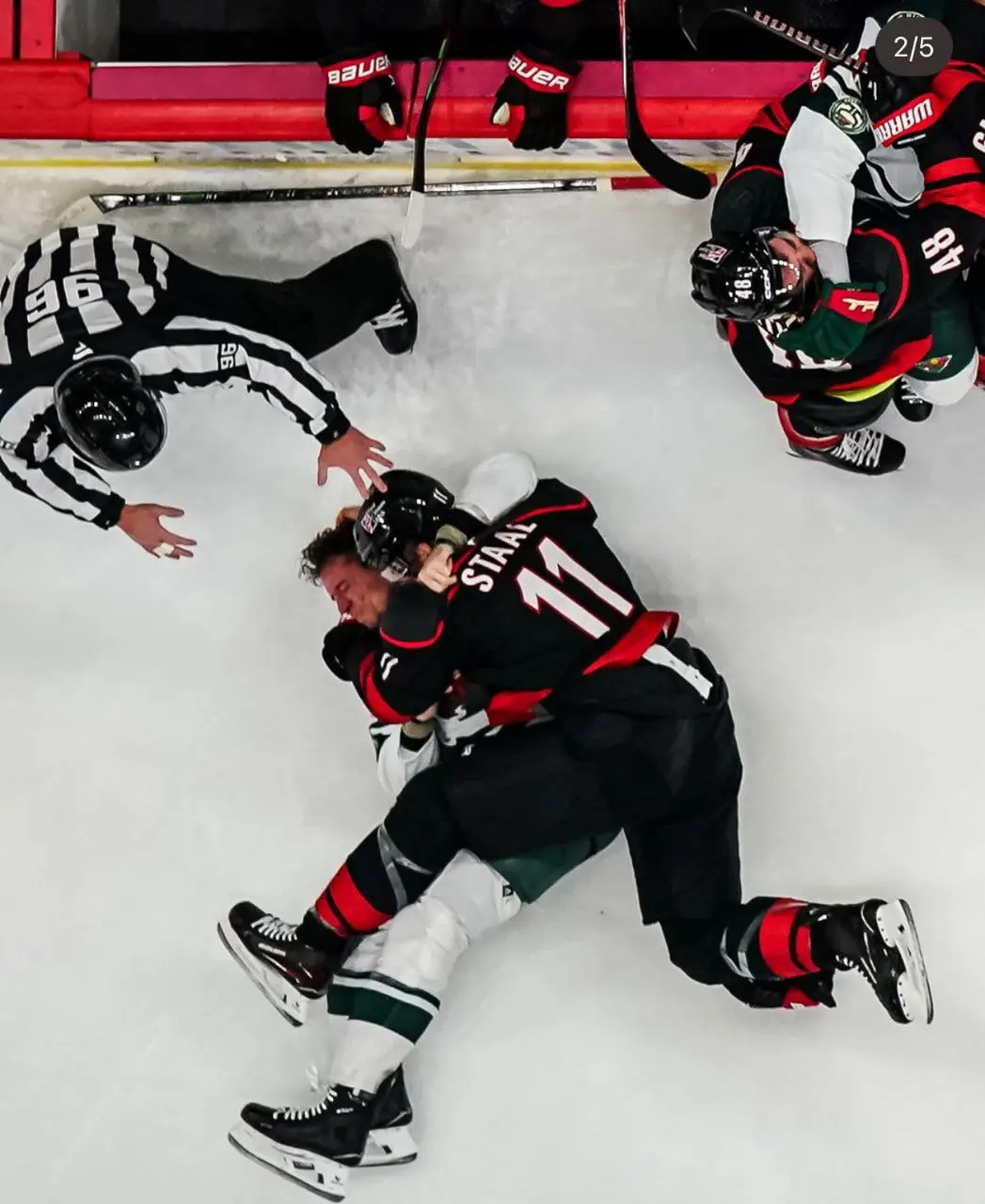 🚽 Прошедшей ночью Джордан Стаал провёл 910-ю игру в форме «Харрикейнс»
Это рекорд команды, который Стаал отметил дракой с удалением до конца игры, заступившись за Четфилда — тому прилетело в голову от... | Сетка — социальная сеть от hh.ru