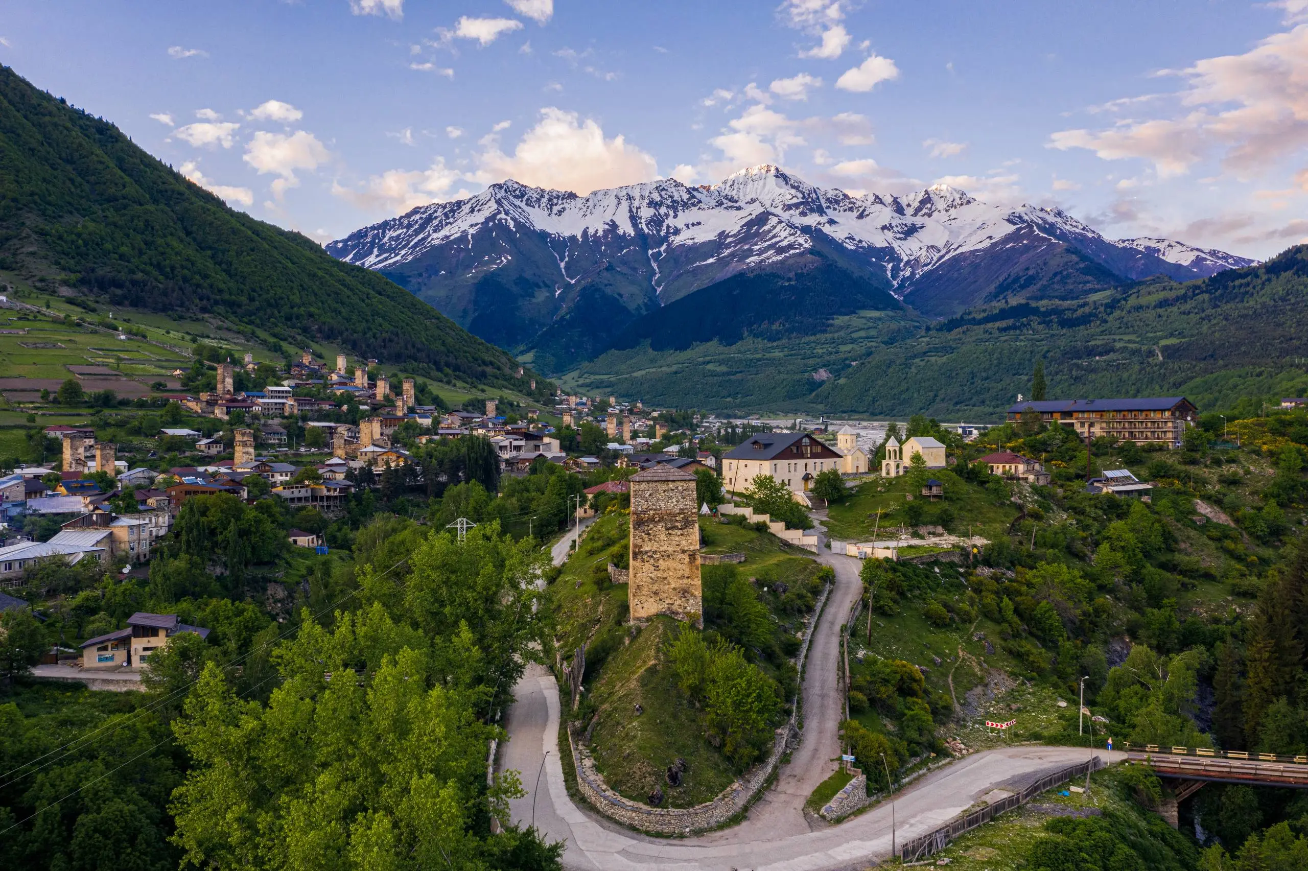 Причина переехать в Грузию №45: горы и природа 🏔️
Почему горы так притягивают? Для кого-то это просто красивые пейзажи, но для многих – своего рода магнит, который сложно объяснить словами | Сетка — социальная сеть от hh.ru