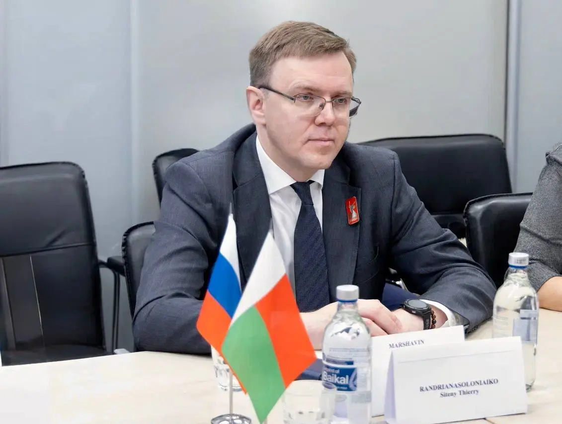 🇷🇺🇲🇬 В Минэнерго обсудили сотрудничество России и Мадагаскара в энергетике
Роман Маршавин провёл рабочую встречу с Председателем Национального собрания Республики Мадагаскар Ситени Рандрианасолониаико | Сетка — социальная сеть от hh.ru