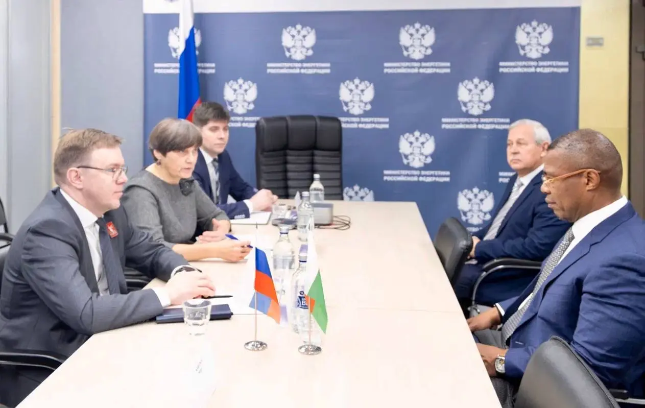 🇷🇺🇲🇬 В Минэнерго обсудили сотрудничество России и Мадагаскара в энергетике
Роман Маршавин провёл рабочую встречу с Председателем Национального собрания Республики Мадагаскар Ситени Рандрианасолониаико | Сетка — социальная сеть от hh.ru