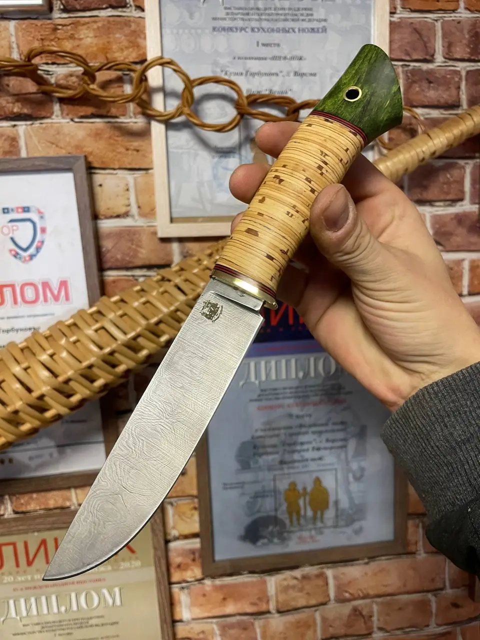 В продаже нож из кованой дамасской стали
Твердость:62HRC
В пакете ШХ15,У10 (400 слоев)
На рукояти:береста,стабилизированная карельская берёза
Ножны из кожи
Стоимость:5700₽ (без учета доставки)
Для офо... | Сетка — социальная сеть от hh.ru