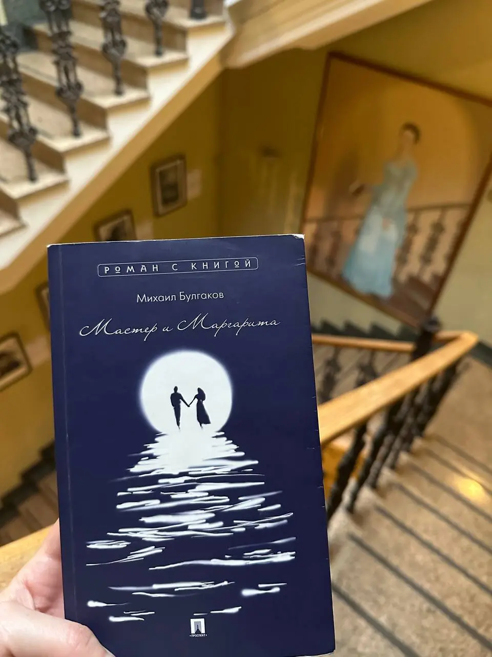 📖 Время на себя
Иногда лучший способ восстановить энергию - просто замолчать.
Не выключиться из жизни, а наоборот - настроиться на свой внутренний темп.
В библиотеке удивительное ощущение покоя | Сетка — социальная сеть от hh.ru