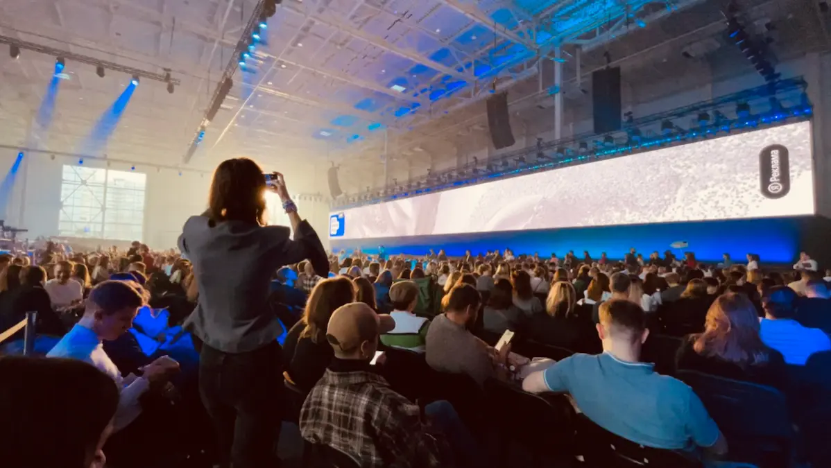 Побывал сегодня на REKONFA Live 2025 – мероприятие Яндекса для рекламодателей. Впечатлили анонсы AI-инструментов для рекламы и образовательная платформа Яндекс Ярд. Ну и, конечно же, никуда без ИИ | Сетка — социальная сеть от hh.ru