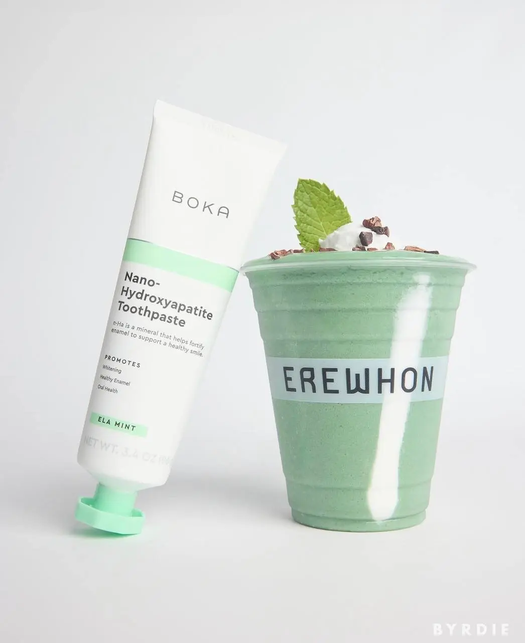 Элитный магазин Erewhon (местная Азбука вкуса в Лос-Анджелесе) представила смузи со вкусом зубной пасты за ~900 рублей.
Напиток напоминает мятную зубную пасту, «освежает дыхание» и богат витаминами | Сетка — социальная сеть от hh.ru