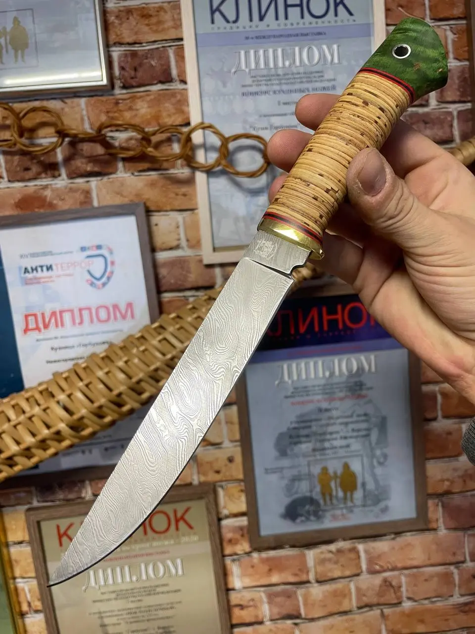 В продаже нож из кованой дамасской стали в 400 слоёв (ШХ-15,У-10)
Твердость:62HRC
Рукоять:береста,стабилизированная карельская берёза
Ножны:кожа
Стоимость:5700₽ (без учета доставки)
Для оформления зак... | Сетка — социальная сеть от hh.ru