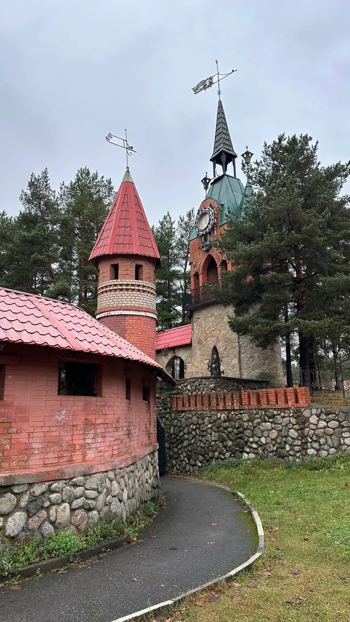 Мало мне катаний по стране 😆
В эти выходные мы с семьей и друзьями ездили в Сосновый Бор.
Раньше он был городом закрытого типа, теперь его можно посещать всем туристам. В общем, рекомендую | Сетка — социальная сеть от hh.ru