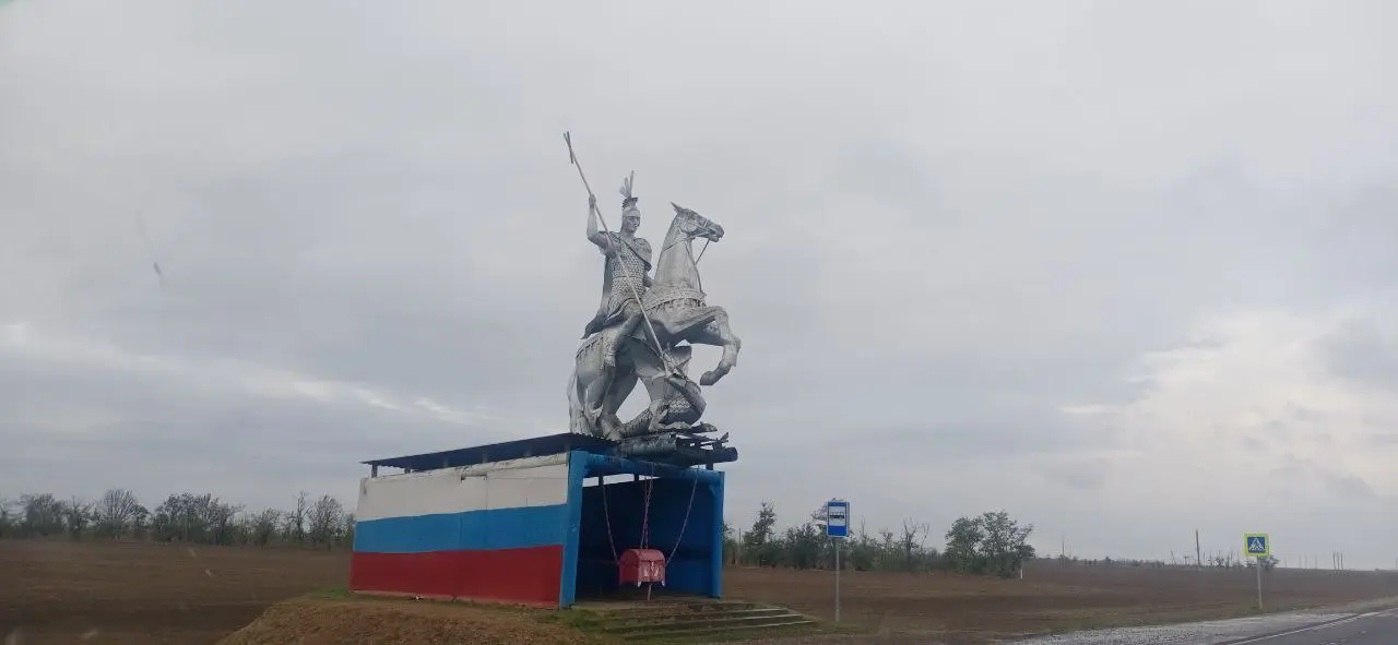 Обычная остановка на Ставрополье
Скромно, без излишеств.
📲 Что-то на Ставропольском в MAX | Сетка — социальная сеть от hh.ru