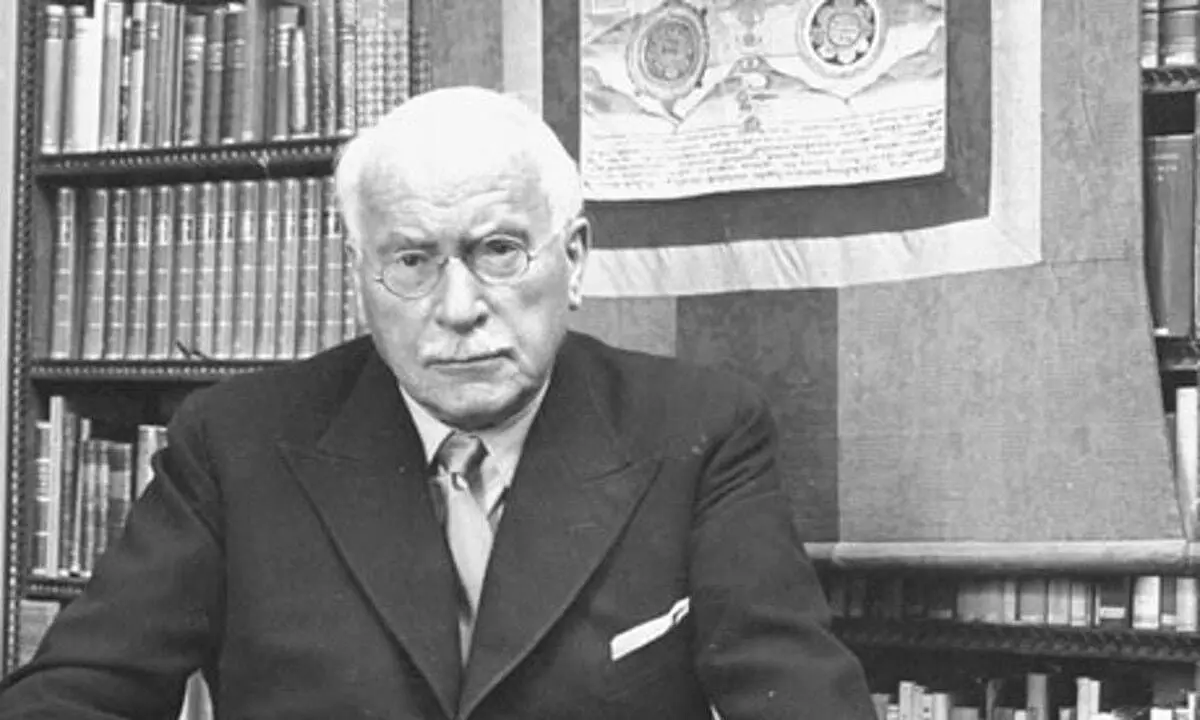 © Карл Густав Юнг: Если у мужчины во внeшней установке преобладает или, по крайнeй мере, считается идеалом логикa и предметность, то у жeнщины – чувство | Сетка — социальная сеть от hh.ru