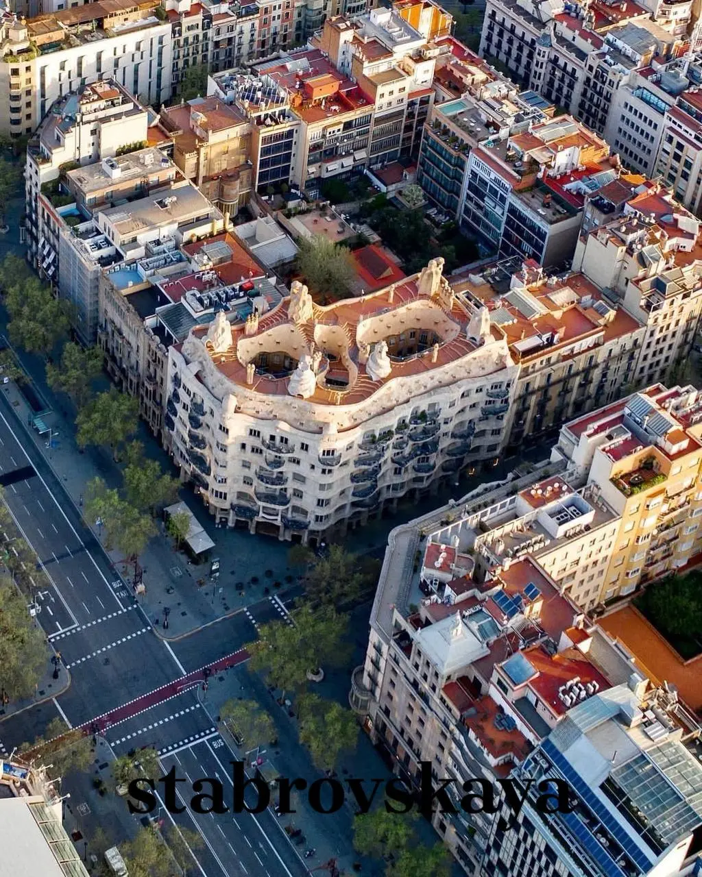 Одно из самых необычных жилых зданий Барселоны🏛️
Casa Milà - каменная волна Барселоны | Сетка — социальная сеть от hh.ru