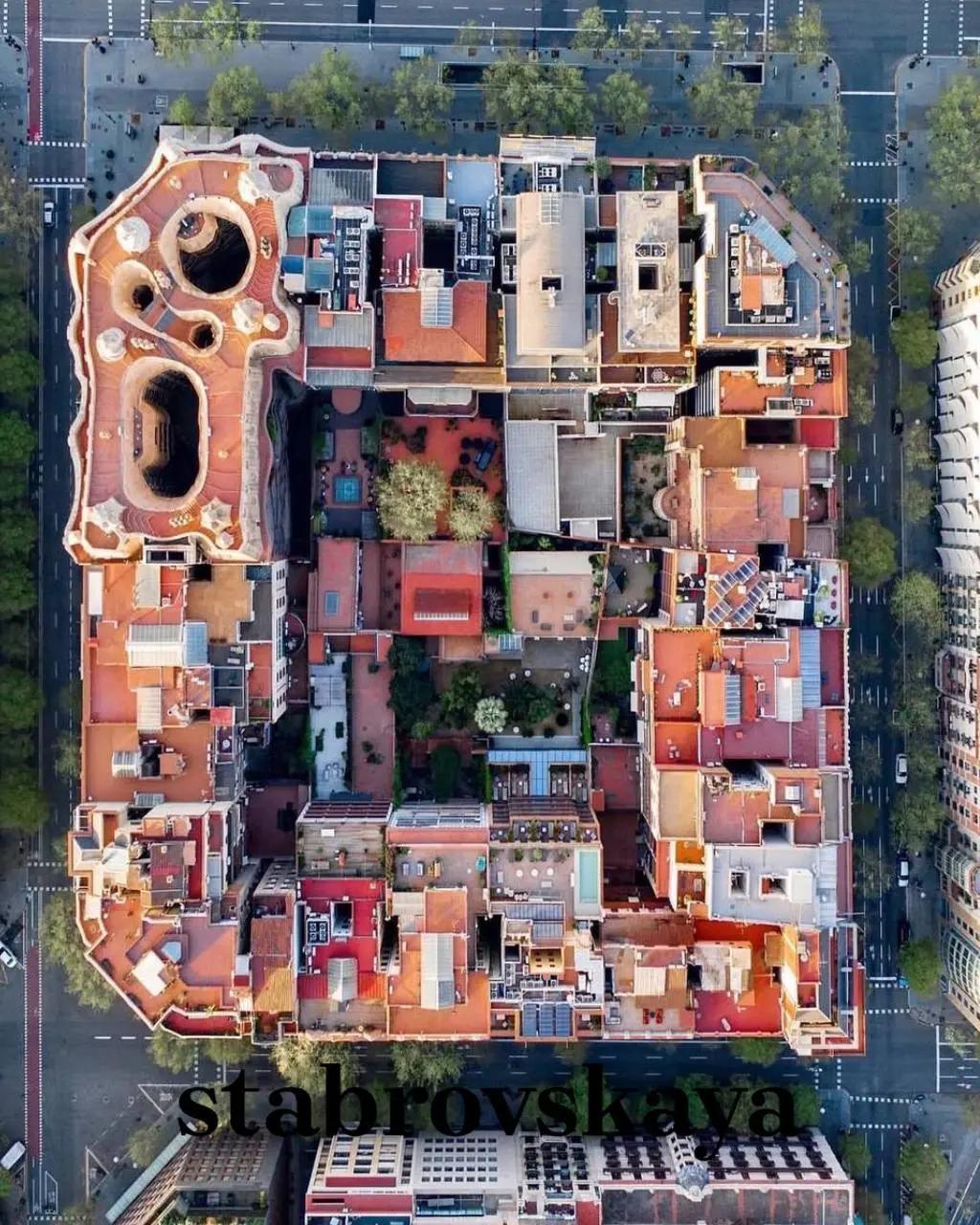 Одно из самых необычных жилых зданий Барселоны🏛️
Casa Milà - каменная волна Барселоны | Сетка — социальная сеть от hh.ru