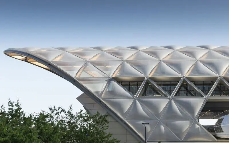 Технология ETFE в архитектуре
ETFE (Этилентетрафторэтилен) — это современный прозрачный полимерный материал, завоевавший популярность в архитектуре за последние два десятилетия благодаря своим уникаль... | Сетка — социальная сеть от hh.ru