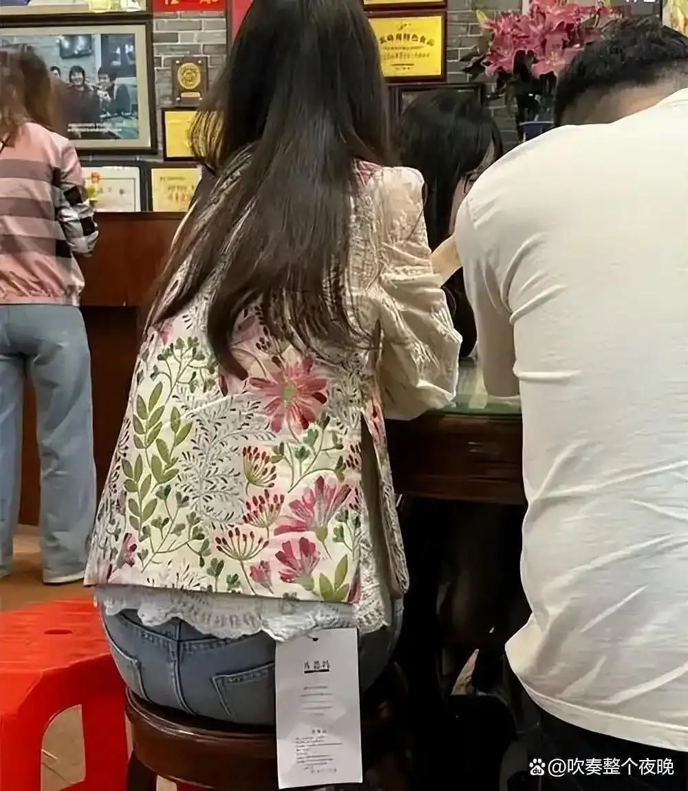 🇨🇳 В Китае продавцы женской одежды стали прикреплять к ней гигантские бирки.
Как думаете, для чего такие делают? 😁 | Сетка — социальная сеть от hh.ru