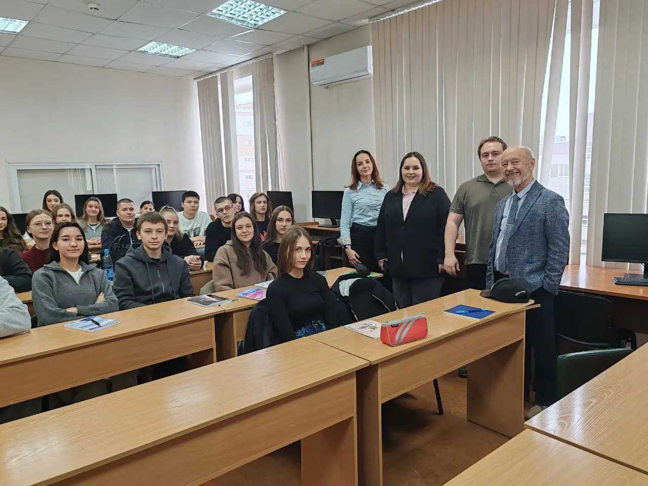 Мост между теорией и практикой: встреча со студентами НГТУ
На прошлой неделе Марина Лысикова, руководитель отдела охраны труда нашей компании, вернулась в свою альма-матер, чтобы пообщаться с нынешним... | Сетка — социальная сеть от hh.ru