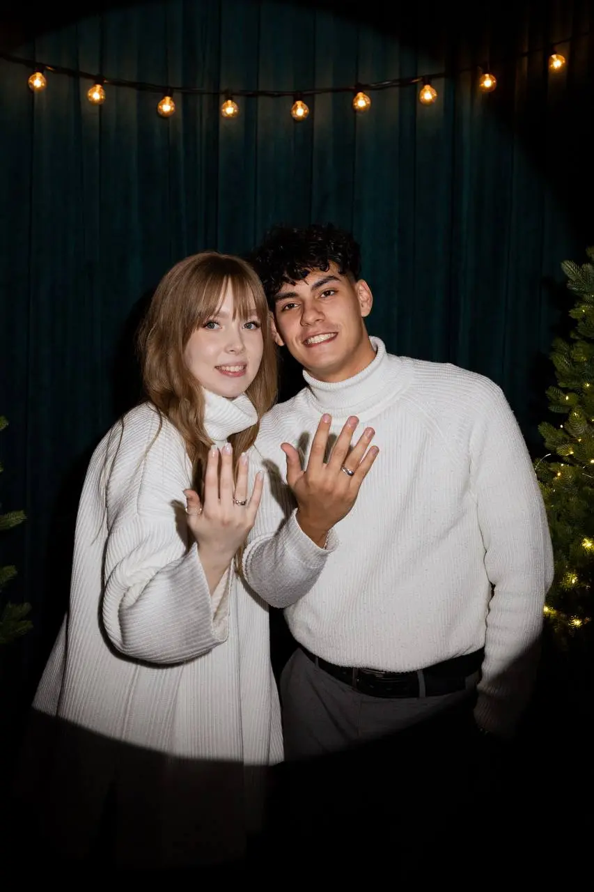 💍 Мы вместе шесть лет
Шесть лет назад мы с Викой начали встречаться. Год назад, в этот же день, я сделал ей предложение.
Иногда кажется, что всё это пролетело за пару недель | Сетка — социальная сеть от hh.ru