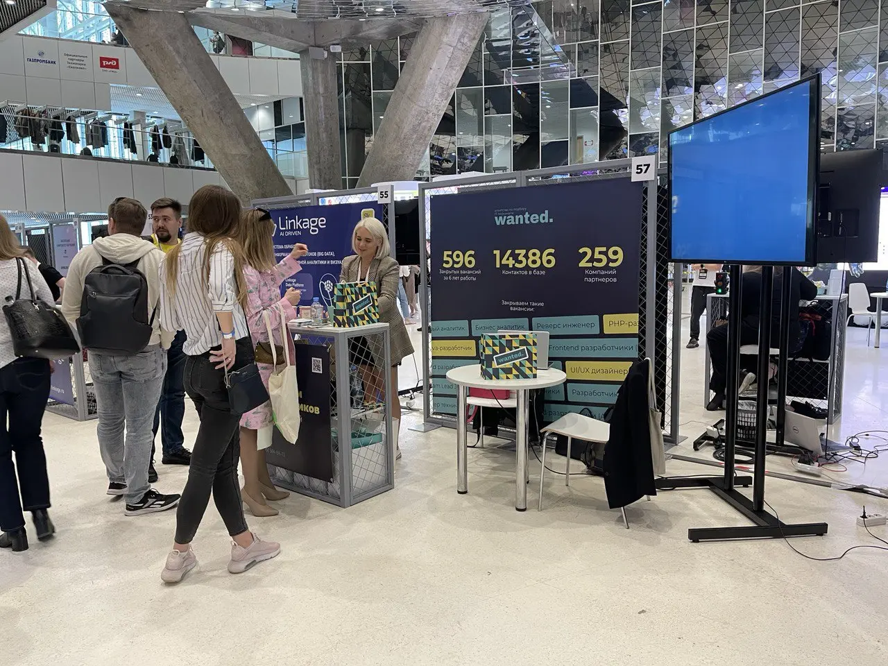 🤩 Готовимся к Tech Week 2025 🚀
✨ По нашей, уже ежегодной, традиции мы уже готовимся к Tech Week 2025, которая пройдёт 17–18 ноября — одной из главных конференций об инновациях и технологиях в бизнесе | Сетка — социальная сеть от hh.ru