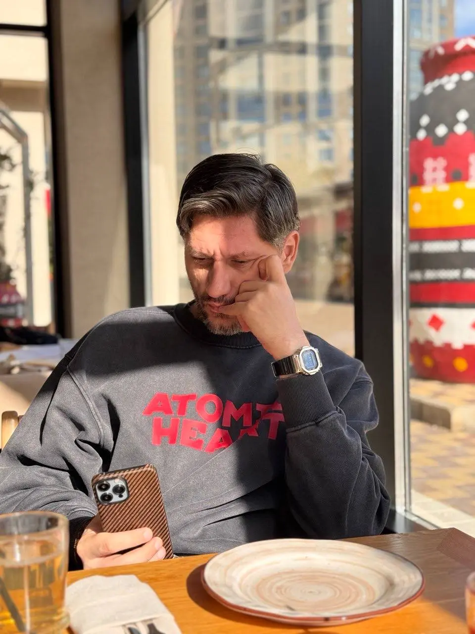 У вас есть кейс? Лучше! У нас есть КЕЙС — КАК ДЕЛАТЬ КЕЙСЫ! 😂
Погнали! Или зачем нам так много каналов?
Начнем с фактов: вы в Телеграме, ваши заказчики в Телеграме. Мы в Телеграме | Сетка — социальная сеть от hh.ru