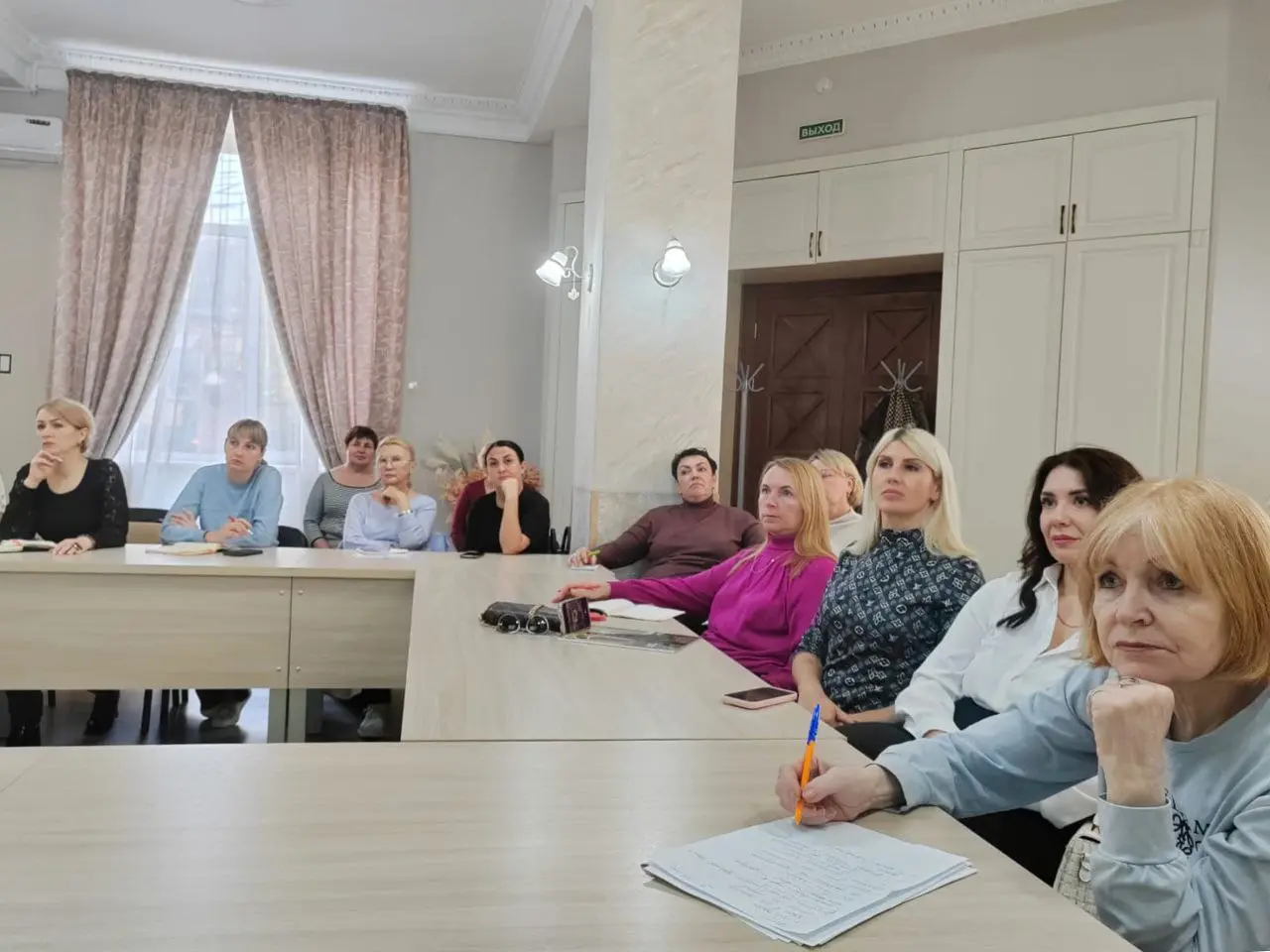 🚀 В атмосфере живого и конструктивного обсуждения прошел мастер-класс от федерального эксперта, признанного специалиста в области публичных выступлений и техники речи Евгении Герасимчук-Карповой в Общ... | Сетка — социальная сеть от hh.ru