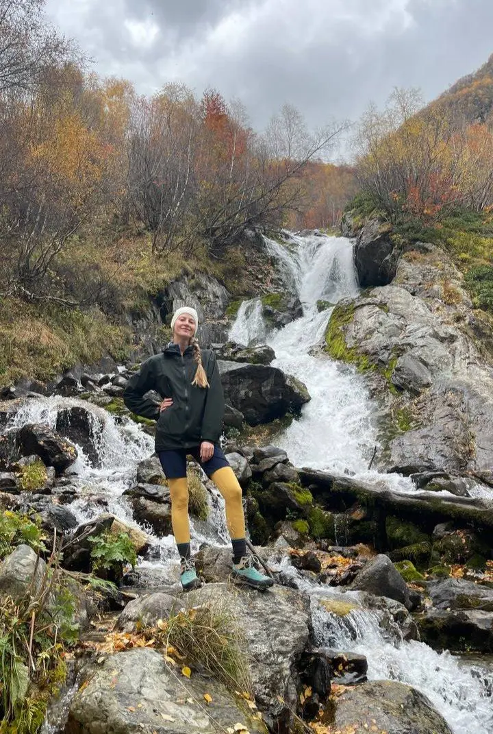 Иногда нам «мешает» наше крутое окружение. И вот почему. Все кругом успешные и публичные – говорят, за такими можно и нужно тянуться. Это верно. Но есть контекст | Сетка — социальная сеть от hh.ru