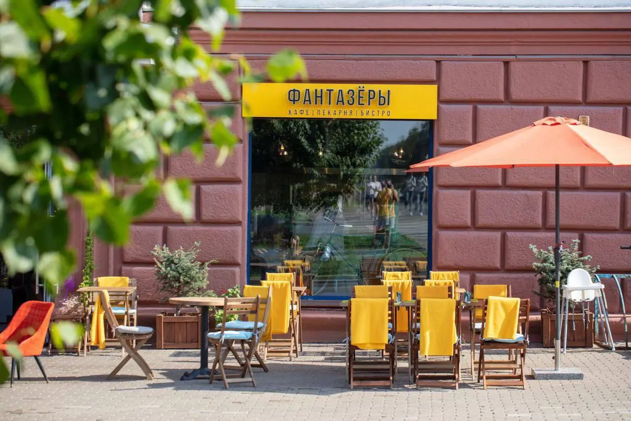 🍽 Требуется официант в бистро «Фантазёры»
💰 Оплата: от 3 000 ₽ до 3 300 ₽ за смену (12 часов)
💵 С чаевыми — от 8 000 ₽ за смену
📅 Доход в месяц: от 110 000 ₽ и выше
✨ Мы предлагаем:
• Бесплатное питан... | Сетка — социальная сеть от hh.ru