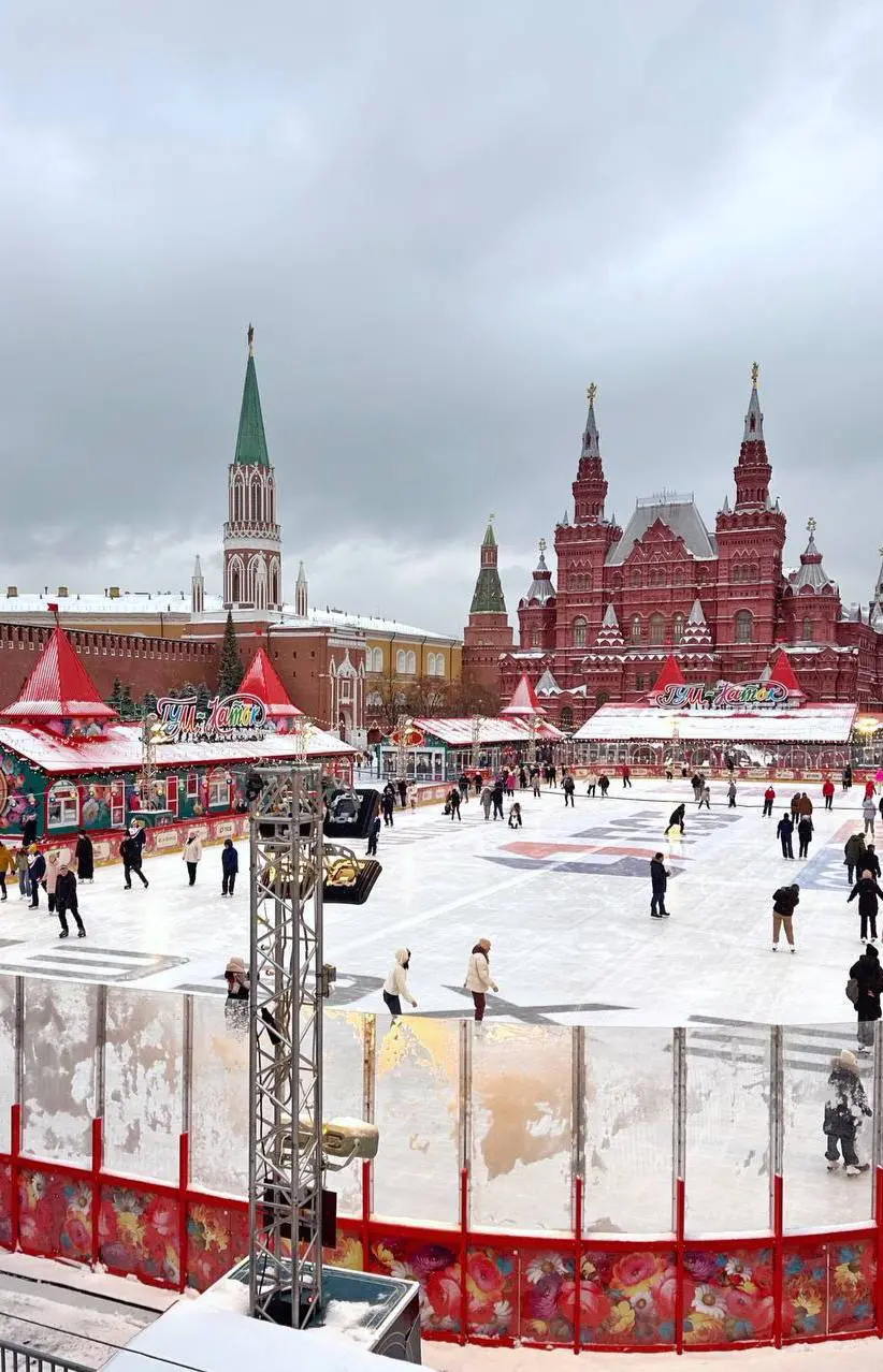 ⛸️На Красной площади начали монтировать каток и ГУМ-ярмарку
Дата открытия еще с процессе согласования. В прошлом году ГУМ-каток открылся 6 декабря | Сетка — социальная сеть от hh.ru