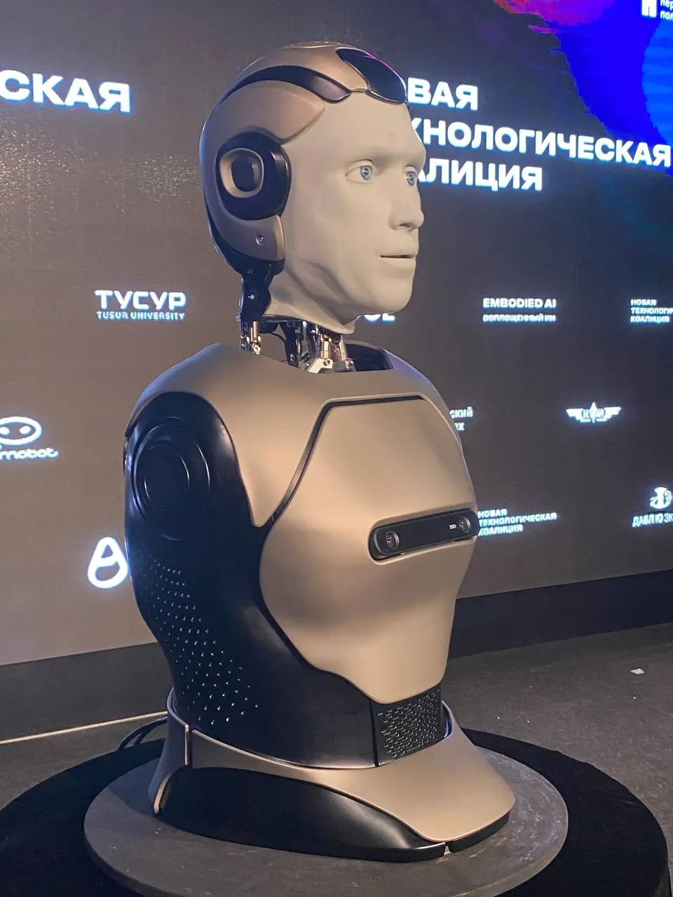 Находимся на презентации нового антропоморфного робота от ООО «Корпорация роботов».
Подробности — позже | Сетка — социальная сеть от hh.ru