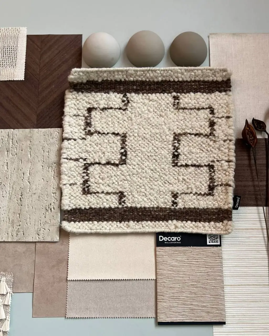 Это стенд материалов— настоящий праздник для тактильных ощущений!
Актуальные фактуры выглядят так уютно, что им невозможно противостоять | Сетка — социальная сеть от hh.ru