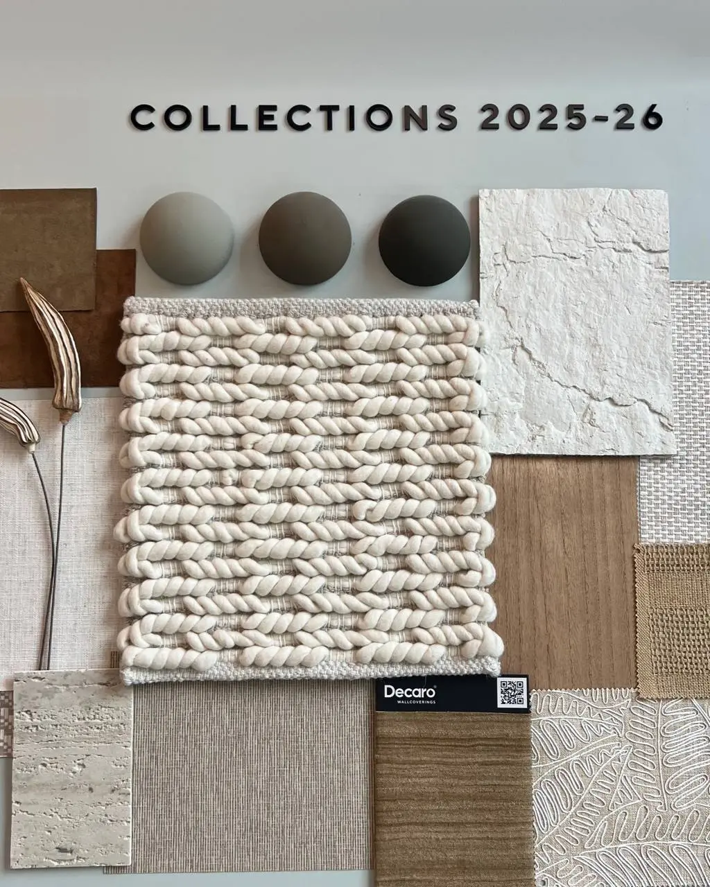 Это стенд материалов— настоящий праздник для тактильных ощущений!
Актуальные фактуры выглядят так уютно, что им невозможно противостоять | Сетка — социальная сеть от hh.ru