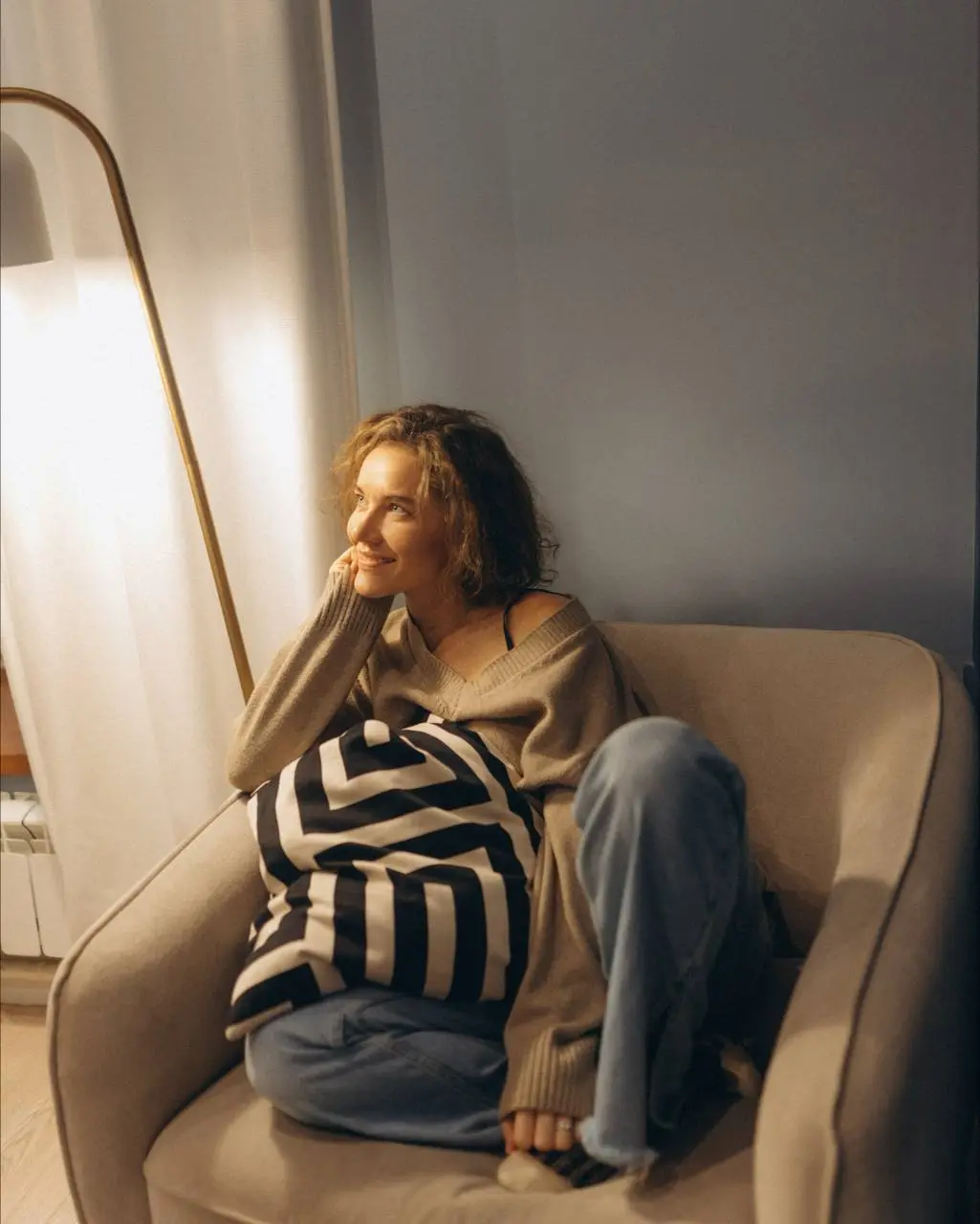 Это стенд материалов— настоящий праздник для тактильных ощущений!
Актуальные фактуры выглядят так уютно, что им невозможно противостоять | Сетка — социальная сеть от hh.ru