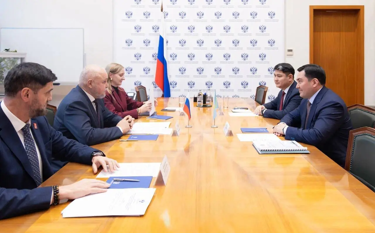 🇷🇺🇰🇿 Сергей Цивилев провел рабочую встречу с Министром энергетики Республики Казахстан Ерланом Аккенженовым
Сергей Цивилев и Министр энергетики Республики Казахстан Ерлан Аккенженов обсудили актуальны... | Сетка — социальная сеть от hh.ru