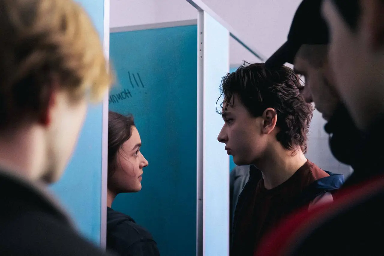 🫶🏻 Фонд «Помощь рядом» превратил сериал «Камбэк» в доброе дело
По мотивам сериала Кинопоиска про бездомного человека и подростков в трудной ситуации, можно помочь реальным людям | Сетка — социальная сеть от hh.ru